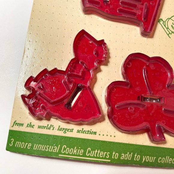 HRM Red Plastic Cookie Cutters Vintage New on Card Set of 3 Rare Collectibles - Picture 3 of 5